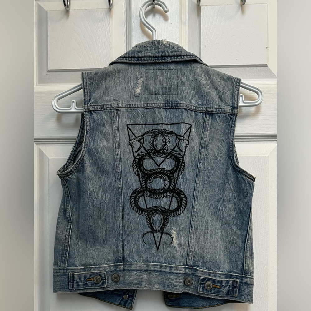 Levi’s Cutoff Vest with Print Detail on Back